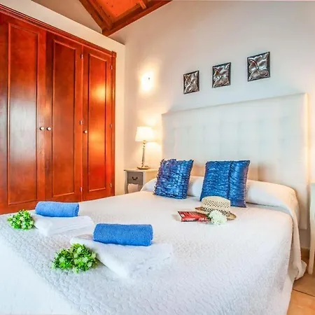 Sleeps 4 With Pool Air Con And Wifi Corralejo