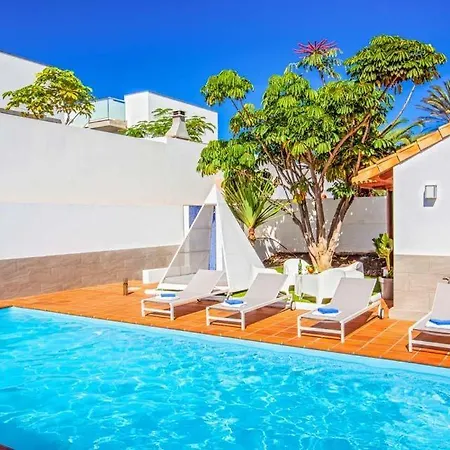 Villa Sleeps 4 With Pool Air Con And Wifi