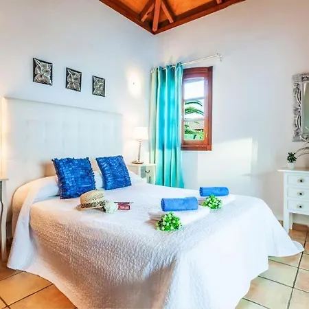 Sleeps 4 With Pool Air Con And Wifi *