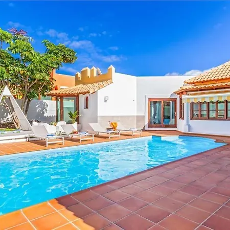Villa Sleeps 4 With Pool Air Con And Wifi Corralejo