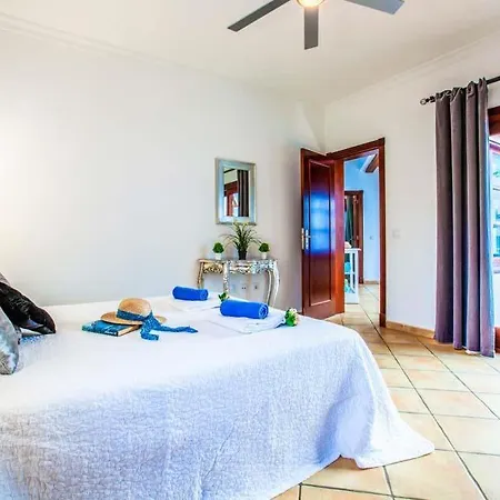 Sleeps 4 With Pool Air Con And Wifi Villa Corralejo