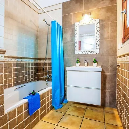 Villa Sleeps 4 With Pool Air Con And Wifi